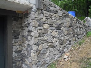 zid iz dekorativnega kamna